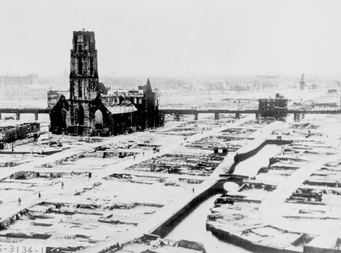 http://spiritualpilgrim.net/pictures/20_World-War-Two/NA_1945_Rotterdam-in-ruins.jpg