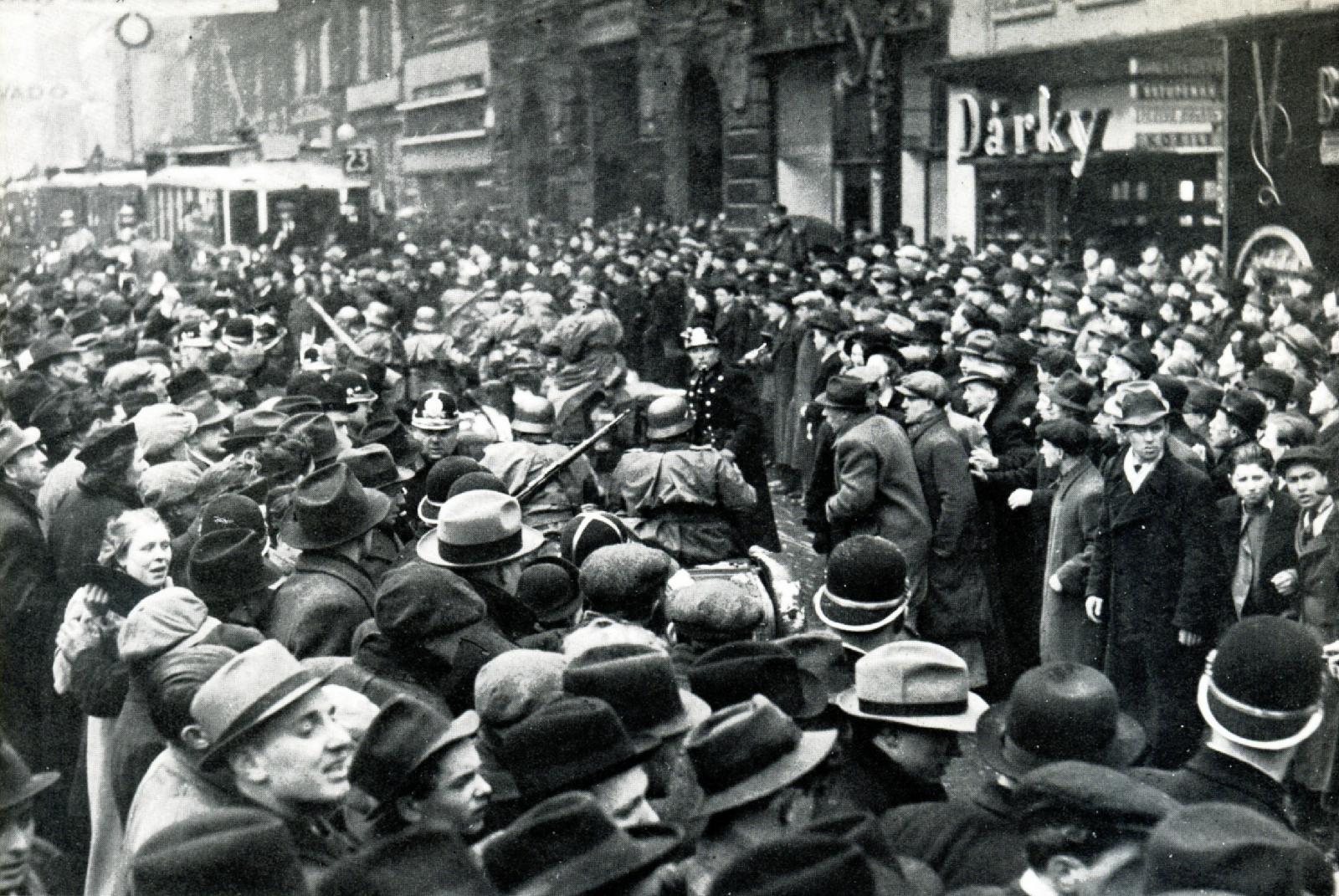 Около двадцати первых лет моей жизни. 28 Октября 1939 года в оккупированной фашистами Чехословакии. Прага 1939 год. Демонстрация в Праге.